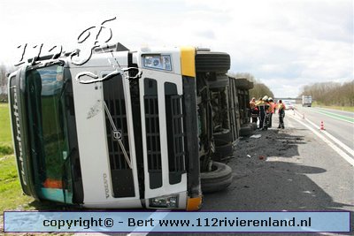 Druten - Vrachtauto met vlees gekanteld