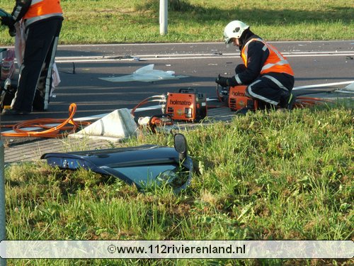 Beneden Leeuwen - Aanrijding tussen vrachtwagen en auto