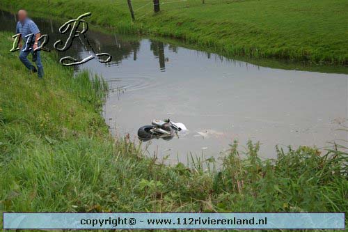 Moter belandt in de sloot