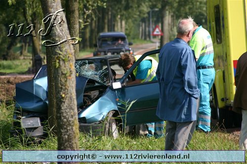 Wadenoyen - Auto tegen de boom