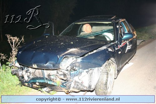 Auto belandt onder aan de dijk