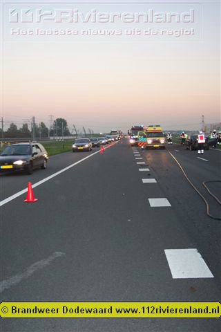 Auto over de kop na aanrijding A15