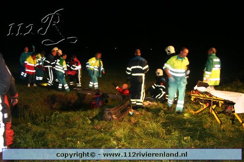 Auto op de kop in de sloot