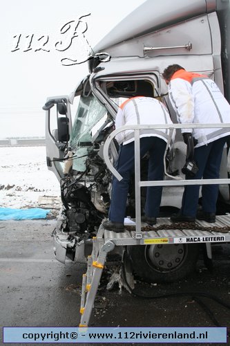 Kettingbotsing A15 vrachtwagens en twee personenauto's