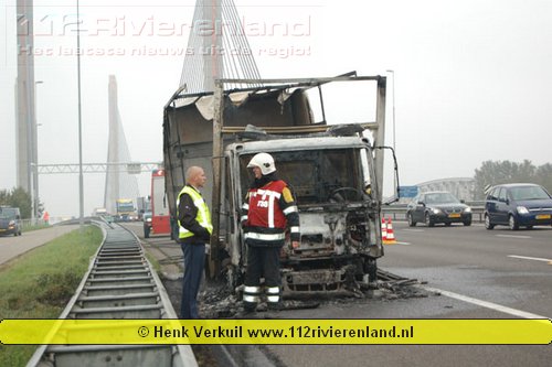 Zaltbommel - Vrachtwagen in brand op de A2