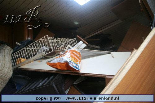 Vuren - Auto met caravan belandt in de sloot