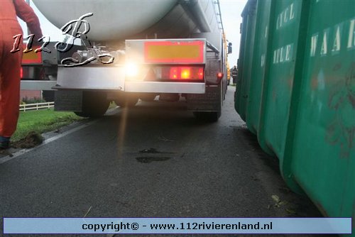 Aalst - vrachtwagen bijna van de dijk