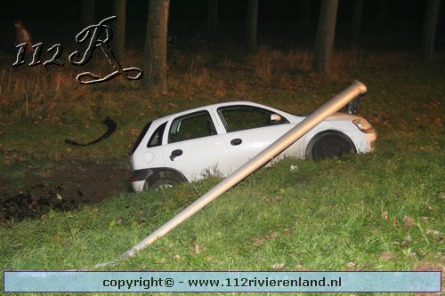 Opheusden A15 - Auto op de kop auto tegen lantaarnpaal