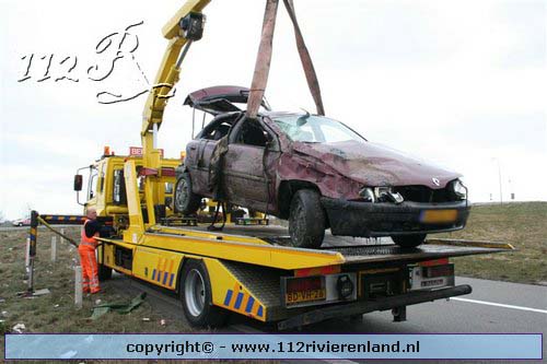 Vuren - Auto in de sloot