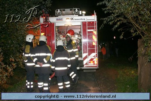 Bruchem - Twee auto`s in brand onder een carpoort