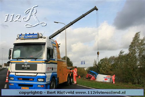 Vrachtwagen in de sloot A2