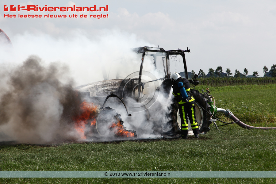 Tractor in brand Kapelstraat