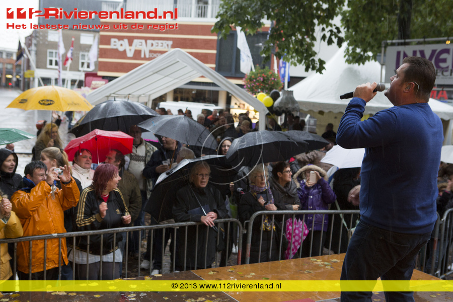 Frans Duijts sluit regenachtige Smartlappenfestival af