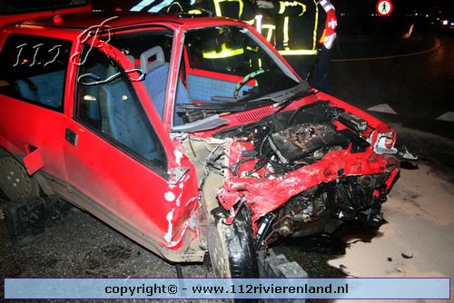 Twee auto`s tegen elkaar provincialeweg