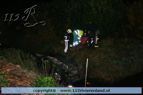 Auto op de kop in de sloot Provincialeweg