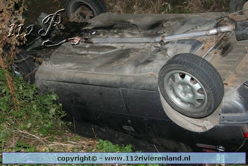 Auto op de kop in de sloot
