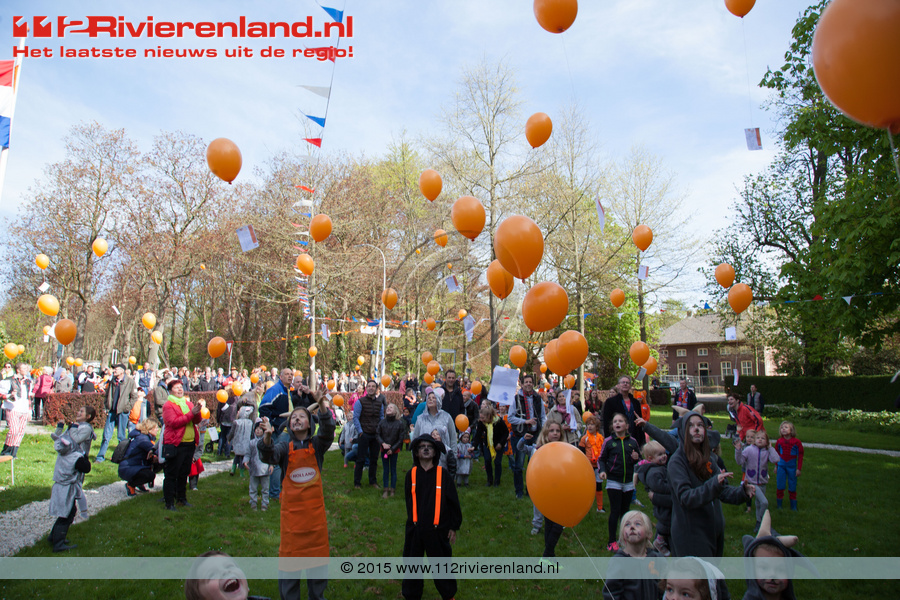 Optocht door het dorp koningsdag