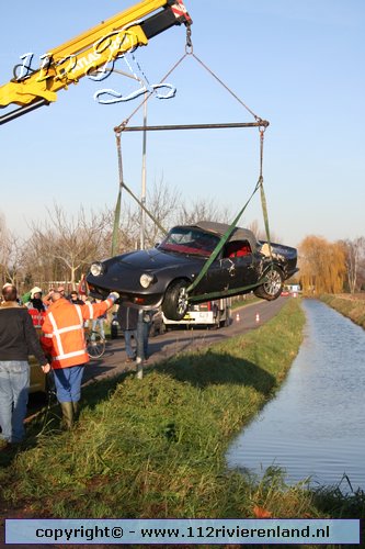 Twee auto`s in de sloot kruising Rijnstraat/Buitenweg/Wielseweg