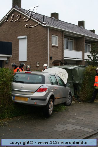 Auto in de tuin Scheeringlaan