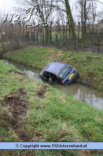 Auto in de sloot provincialeweg N320