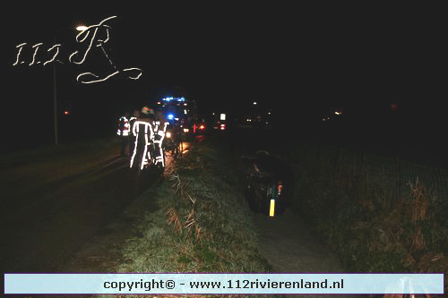 Auto in de sloot Rijnstraat