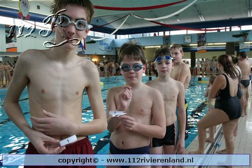 Het oude jaar uitspringen in het zwembad in Tiel
