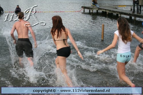 Nieuwjaarsduik bij de rotonde in Enspijk