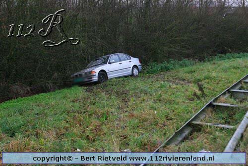 Auto raakt van de weg A15