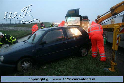 Auto op de kop in de sloot A15