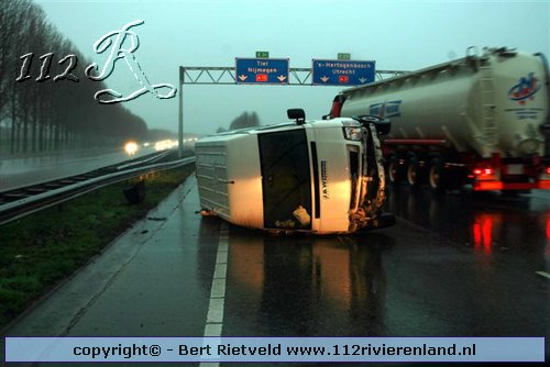 Busje op zijn kant A15