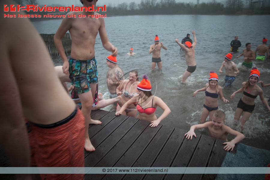 Nieuwjaarsduik 2017 bij de rotonde
