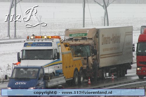 Vuren - Kopstaartbotsing tussen twee vrachtwagens A15