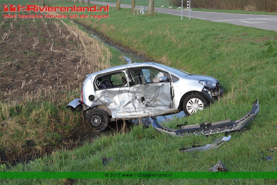 Auto te water Rijksstraatweg
