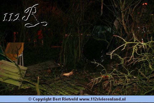 Auto belandt in de struiken