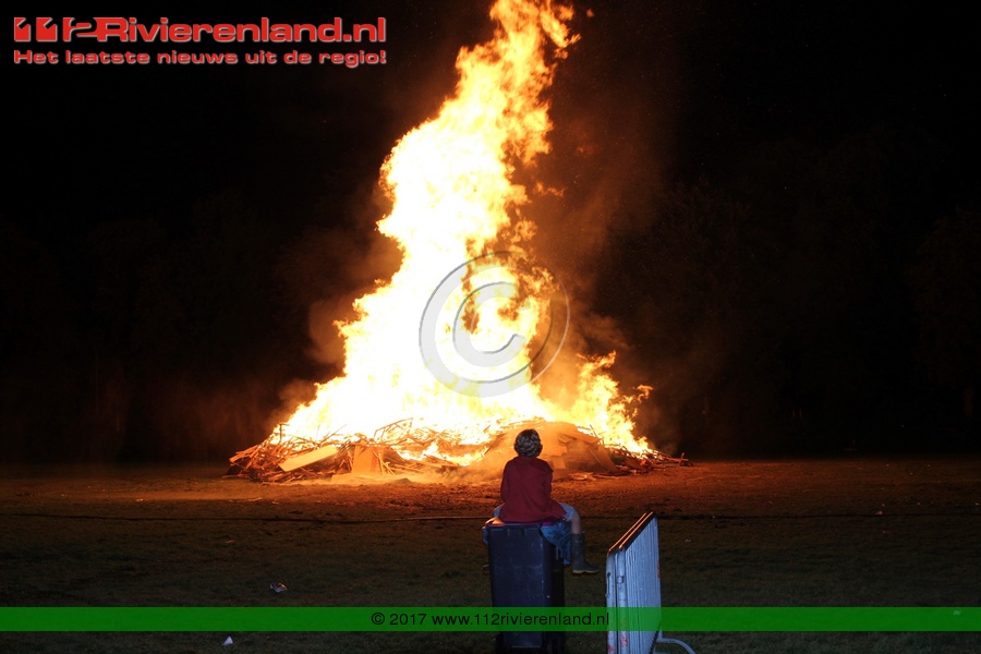 Spelweek sluit af met enorme brandstapel van hutten Plantsoen