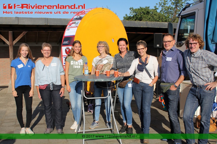 Rommelmarkt onder stralende hemel