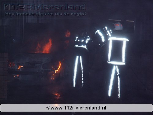 Auto brandt volledig uit
