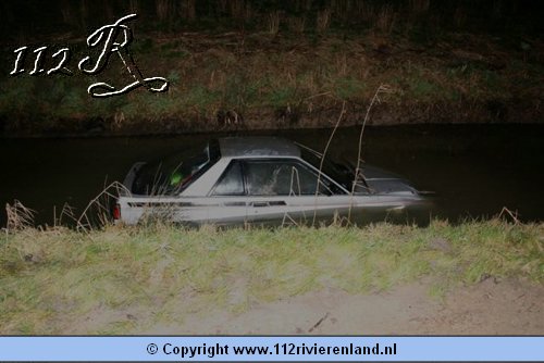 Auto in de sloot A15
