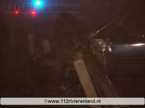 Auto tegen vangrail