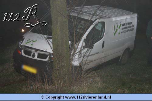 Busje tegen de boom provincialeweg oost