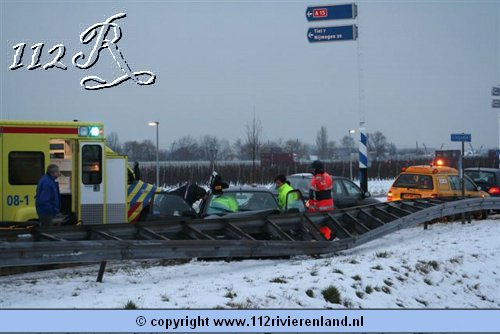Auto in de vangrail Tielerweg