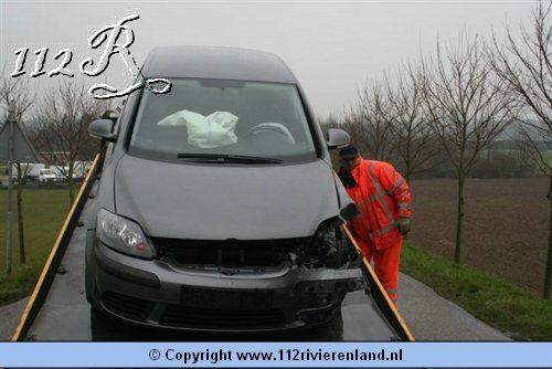 Twee auto`s tegen elkaar Waalbandijk