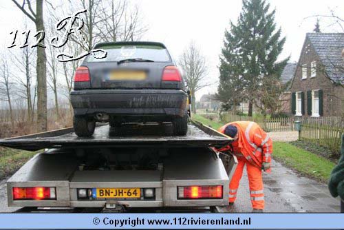 Auto tegen de boom Repensestraat