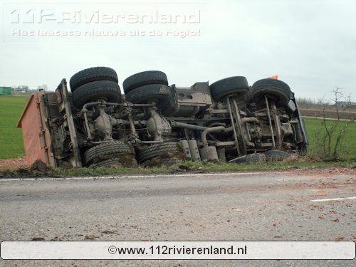 Vrachtwagen gekanteld in berm
