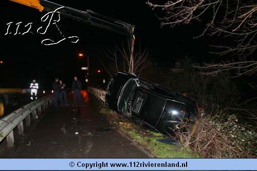 Auto op zijn kant Tielseweg