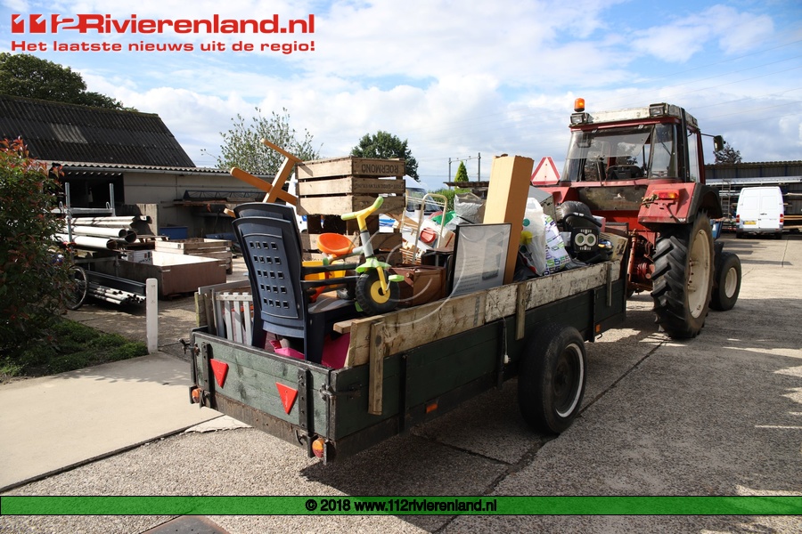 Vrijwilligers druk met verzamelen spullen voor de jaarlijkse rommelmarkt