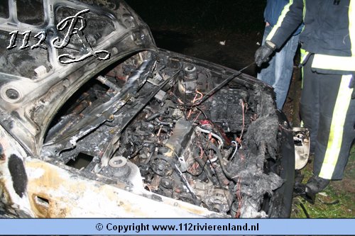 Auto brand volledig uit op de Hennepe