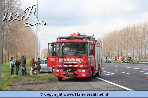 Auto in de vangrail  knooppunt Deil A2