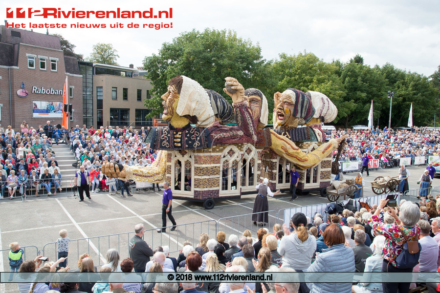 Corsowagens trekken over het parcour 2018