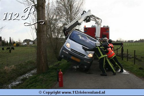 Busje op z'n kop in sloot.